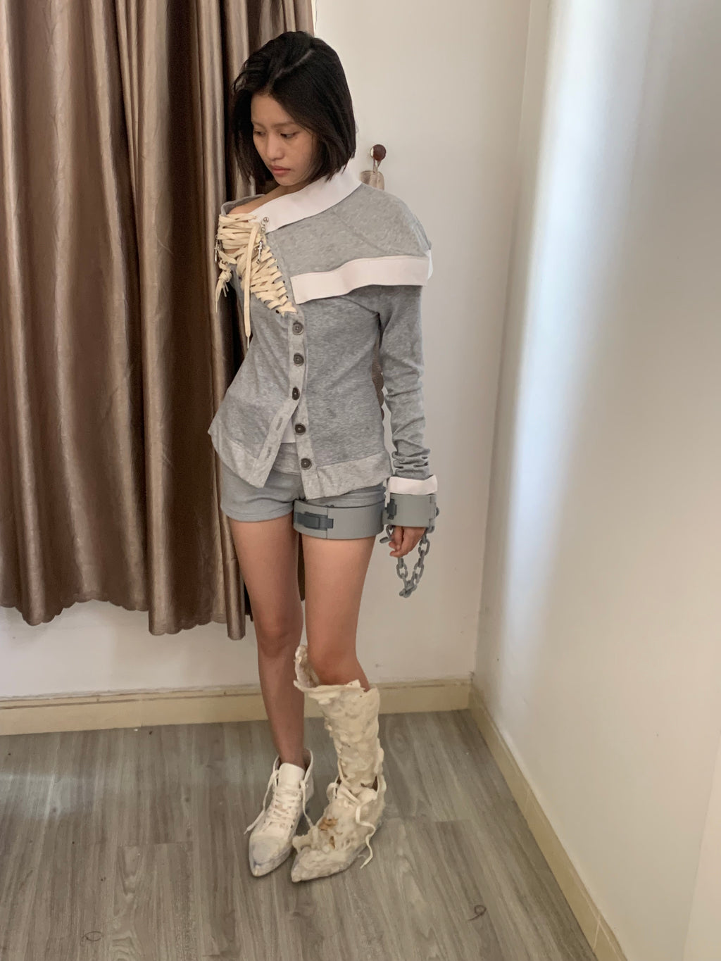 haut gris à lacets et manches longues