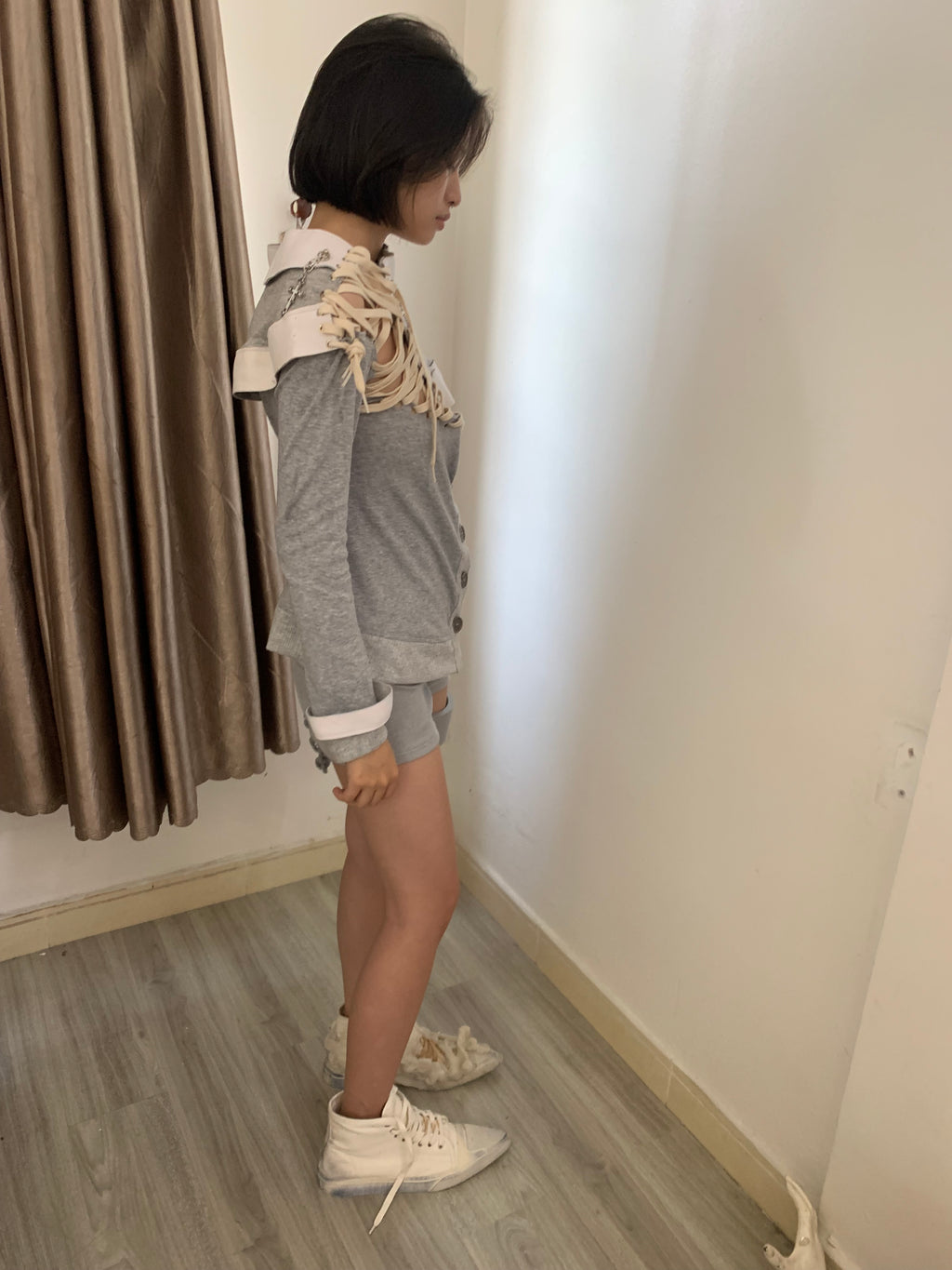 haut gris à lacets et manches longues