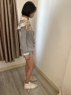 haut gris à lacets et manches longues