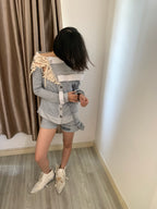 haut gris à lacets et manches longues