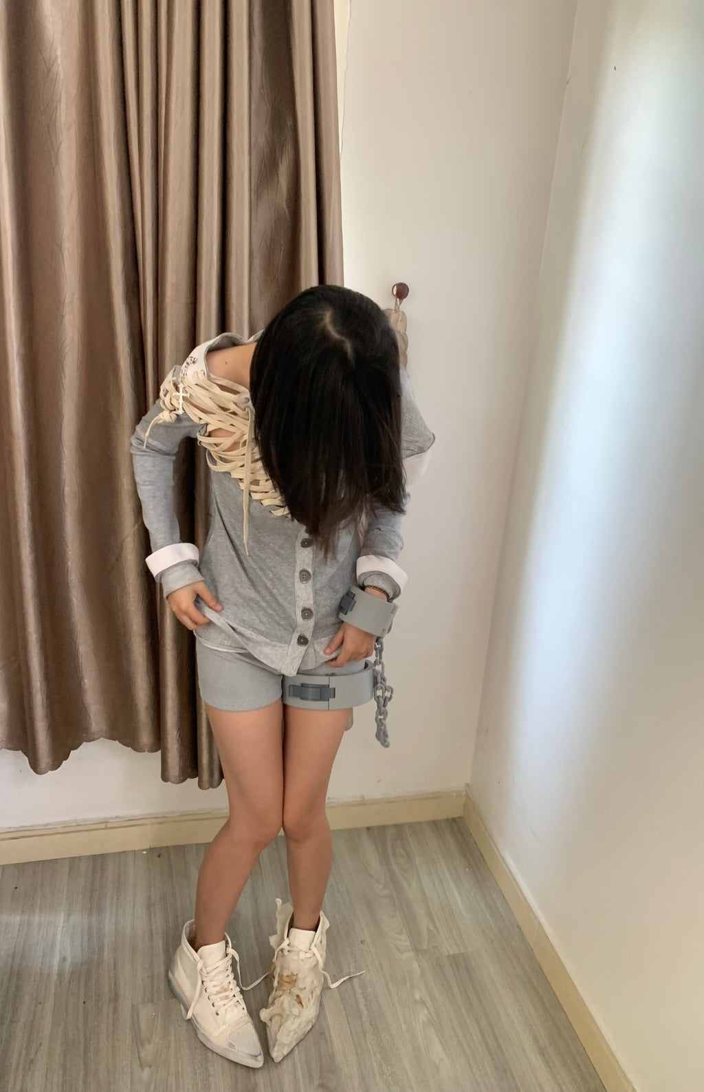 haut gris à lacets et manches longues